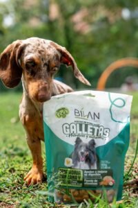 Perro dachshund con empaque de galletas Bilan Naturals